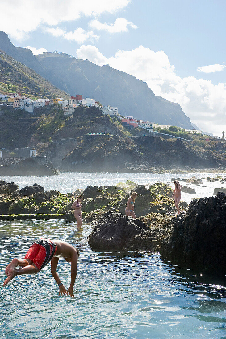 Menschen baden in Salzwasserpools, Garachico, Teneriffa, Kanarische Inseln, Spanien, Europa