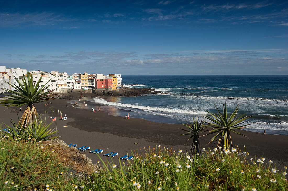 Blick auf Menschen am Strand, Playa Jardin, Puerto de la Cruz, Teneriffa, Kanarische Inseln, Spanien, Europa