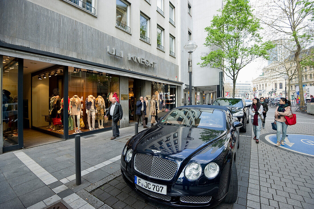 Einkaufstrasse und Luxusautos, Nähe Alte Oper, Frankfurt, Hessen, Deutschland, Europa