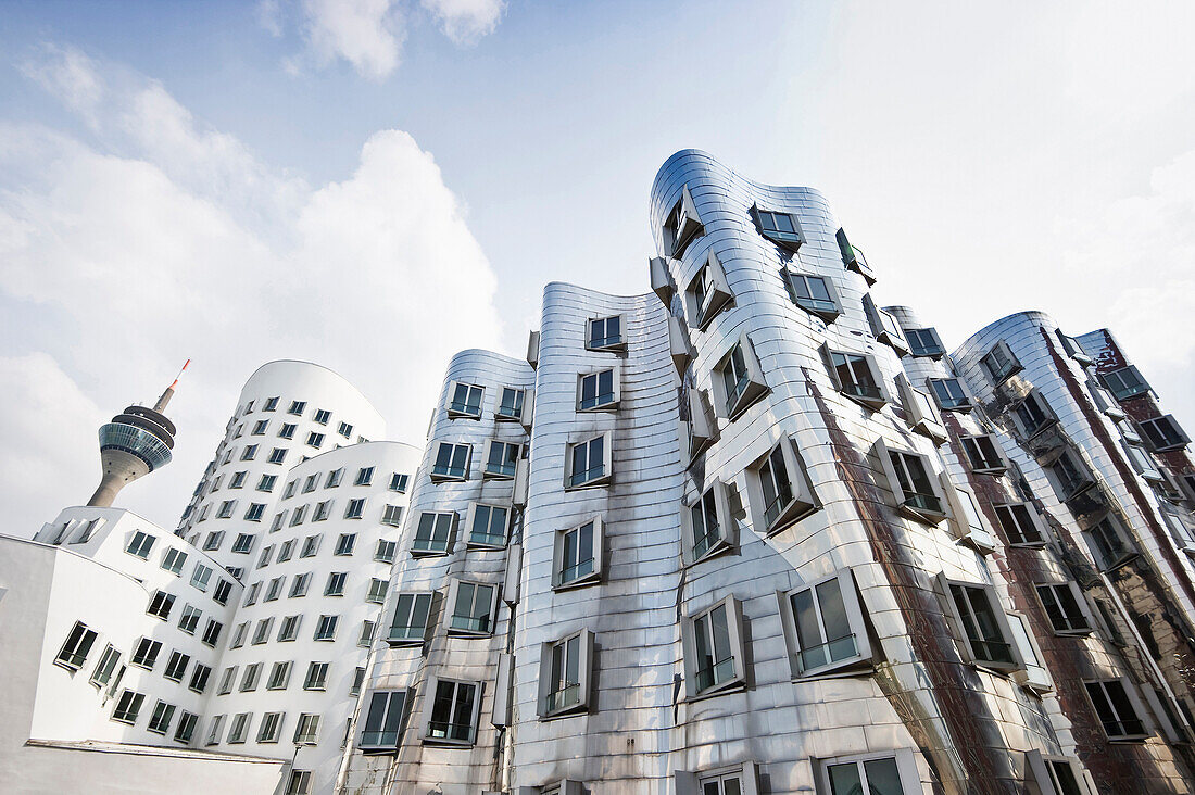 Fernsehturm und Häuser des Architekten Frank Gehry, Düsseldorf, Nordrhein-Westfalen, Deutschland, Europa