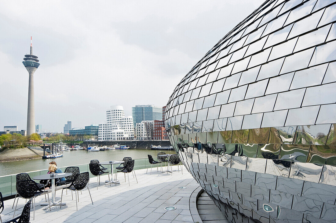 Café im Medienhafen mit Fernsehturm und Häusern des Architekten Frank Gehry, Düsseldorf, Nordrhein-Westfalen, Deutschland, Europa
