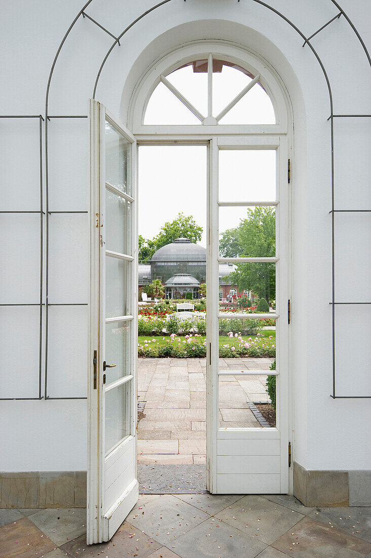 Offene Tür im Palmengarten, Frankfurt, Hessen, Deutschland, Europa