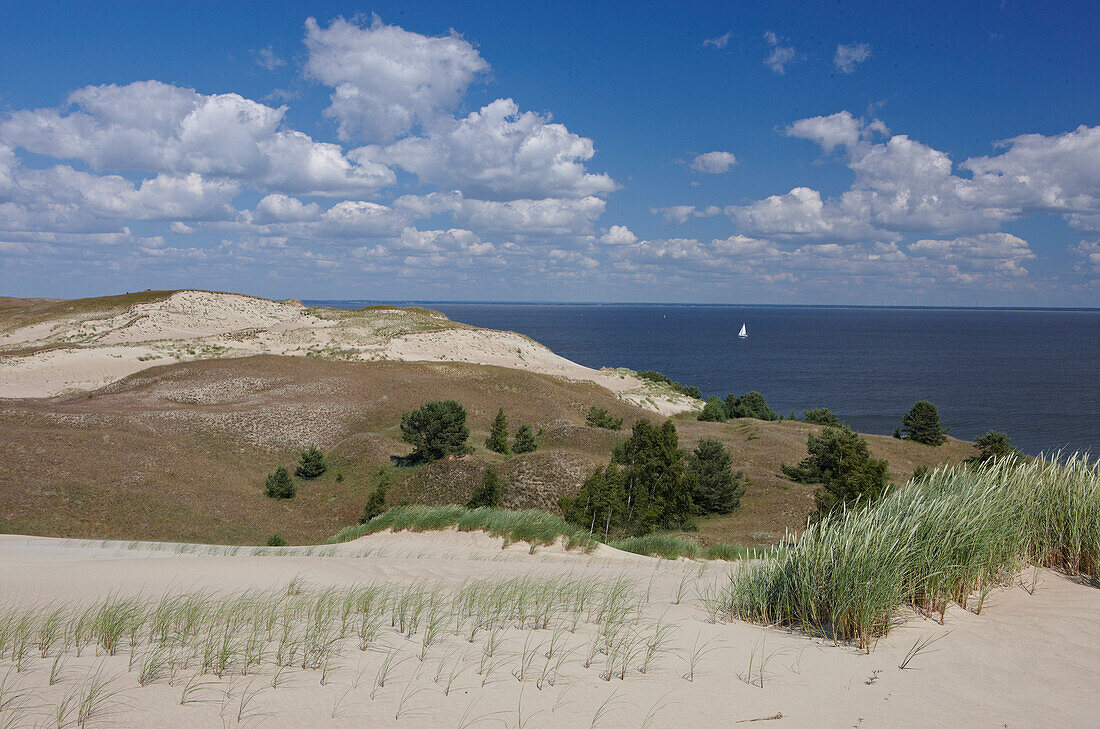 Wanderdünen und Segelboot, Kurisches Haff nördlich Perwelk, Kurische Nehrung, Ostsee, Litauen, Europa