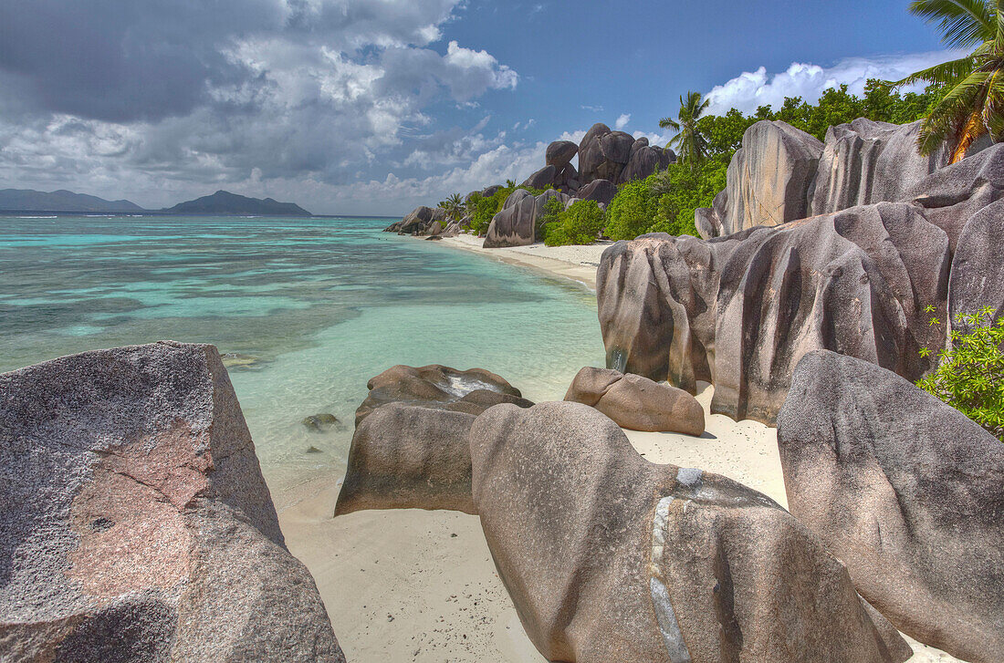 Granitfelsen am Strand Anse Source d' Argent, Insel La Digue, Seychellen, Indischer Ozean