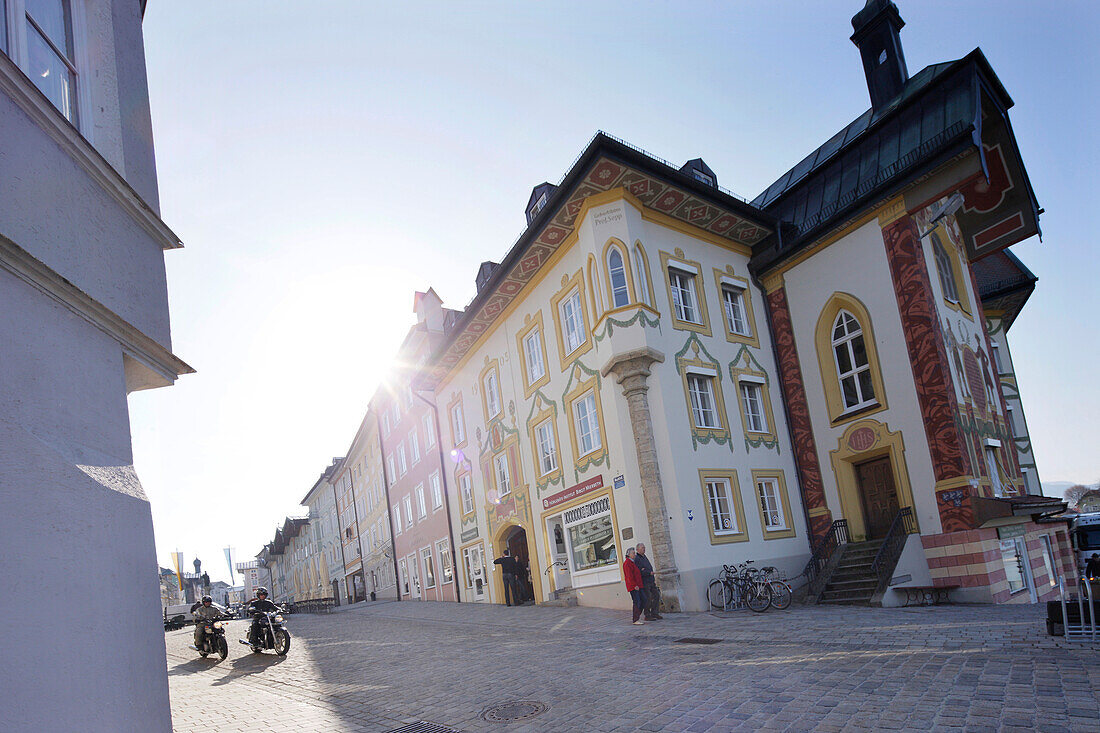 Motorradtouren um Garmisch, Motorradfahrer, Marktstrasse in der Altstadt von Bad Tölz, Oberbayern, Bayern, Deutschland