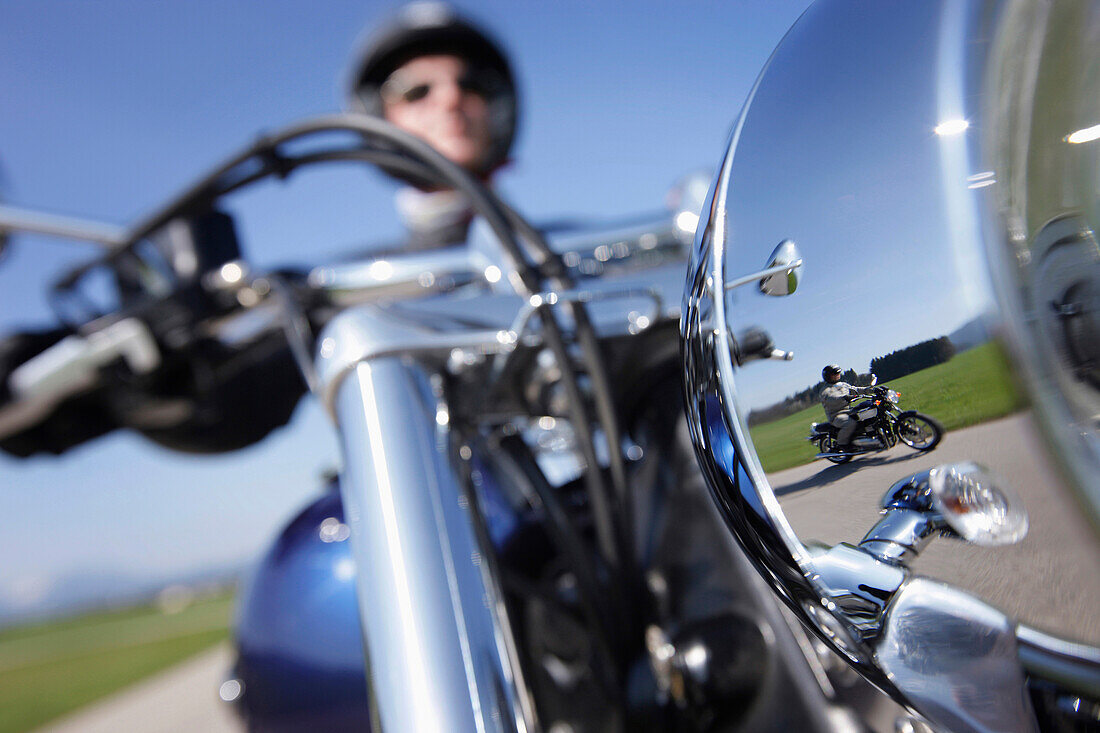 Motorradtouren um Garmisch, Motorradfahrer, Nebenroute bei Bad Tölz, Bayern, Deutschland