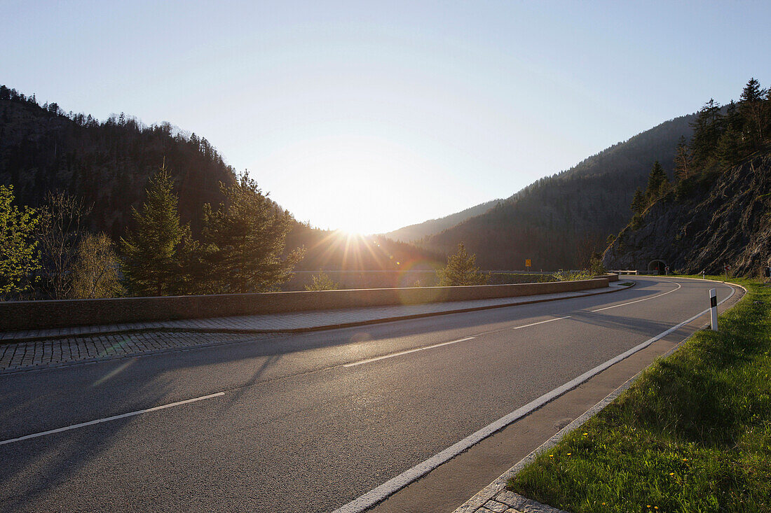 Strasse am Sylvensteinsee, Upper Bayern, Bayern, Deutschland