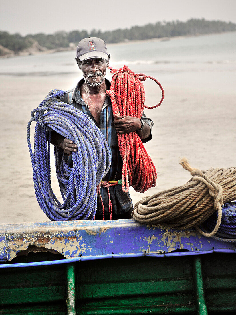 alter tamilischer Fischer räumt Seile auf, Uppuveli, tamilische Provinz, Sri Lanka, Indischer Ozean