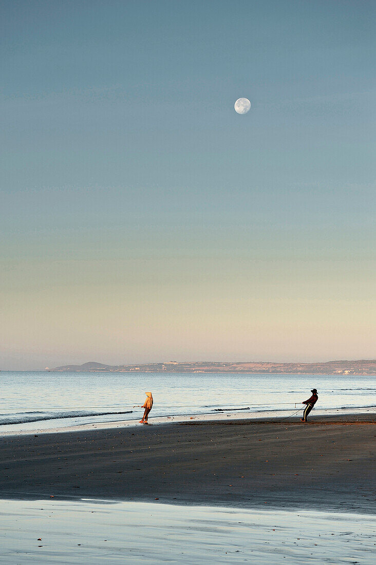 Fischer holen Netze im Mondschein ein, Mond Strand, Fischerdorf Mui Ne, Vietnam