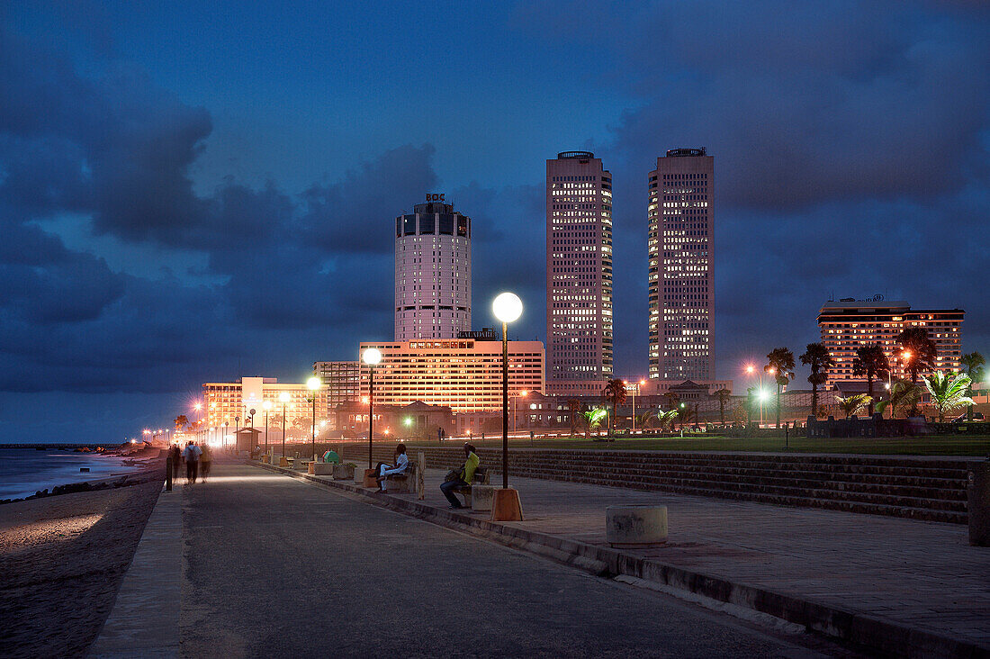 Strand Promenade am Galle Face Green bei Nacht, Blick auf Wolkenkratzer des World Trade Center in Hauptstadt Colombo, Sri Lanka