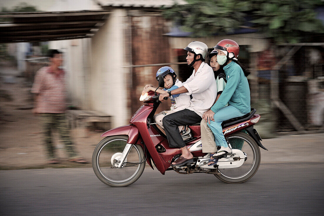 vietnamesische Familie fährt auf Motorrad, Mui Ne, Vietnam