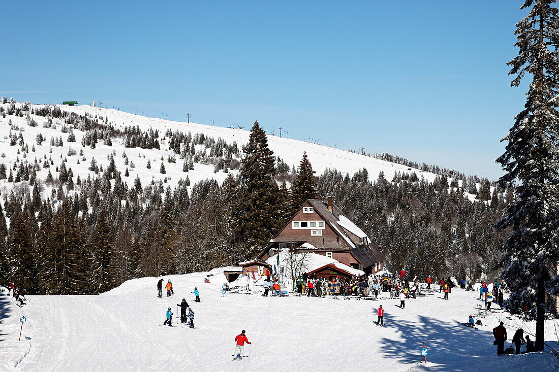 Menschen vor der Skihütte Hexenhüsli, Grafenmatt, Skigebiet Feldberg, Schwarzwald, Baden-Württemberg, Deutschland, Europa