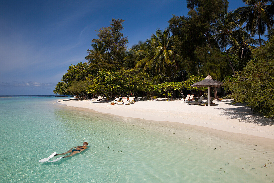 Frau schnorchelt vor dem Strand von Kurumba, Nord Male Atoll, Indischer Ozean, Malediven