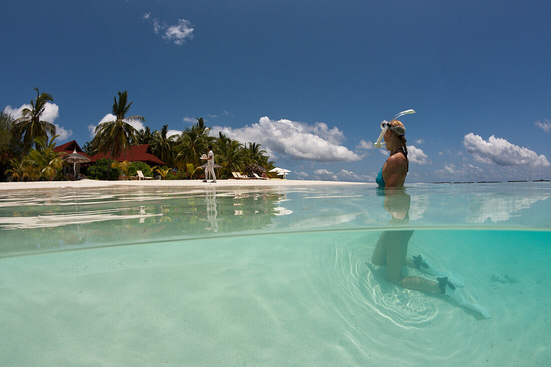 Frau mit Schnorchel im flachen Wasser, Nord Male Atoll, Indischer Ozean, Malediven