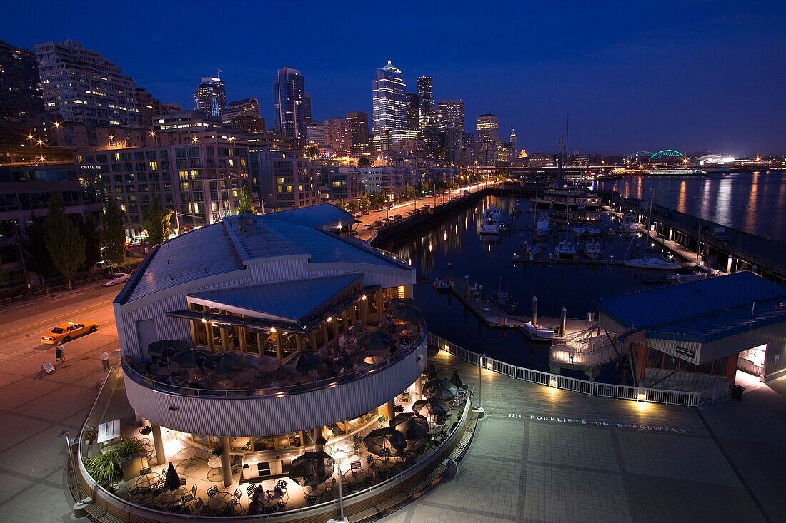 OUTDOOR RESTAURANT PIER 66 BELL STREET MARINA ELLIOT BAY DOWNTOWN SKYLINE SEATTLE WASHINGTON STATE USA