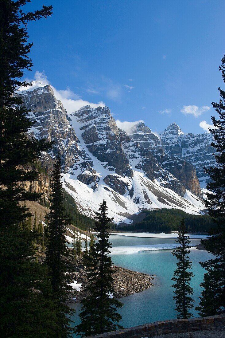 MORAINE LAKE WENNKCHEMNA PEAKS BANFF NATIONAL PARK ALBERTA CANADA