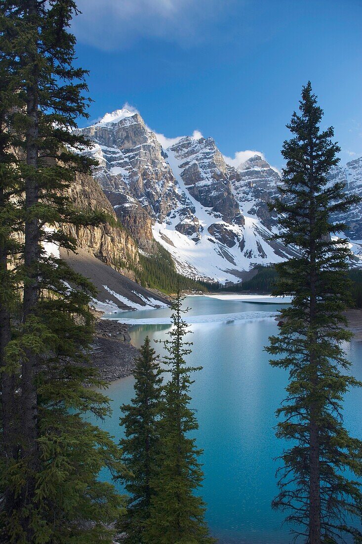 MORAINE LAKE WENNKCHEMNA PEAKS BANFF NATIONAL PARK ALBERTA CANADA