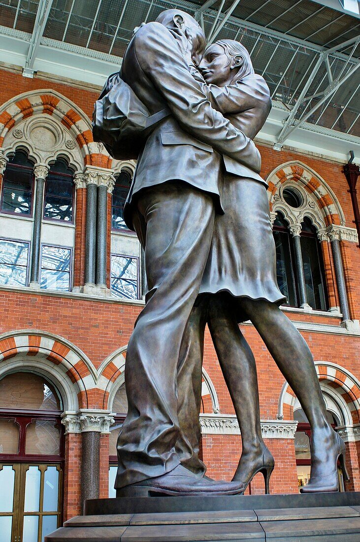 The Meeting Place Statue of a couple at St Pancras Railway Station, London, UK