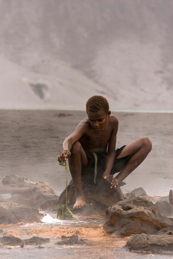 Eier vom Reinwardthuhn werden in heißen Quellen gekocht, Quelle wird von Vulkanmineralien gefärbt, Tavurvur Vulkan, Rabaul, Ost-Neubritannien, Papua Neuguinea, Pazifik