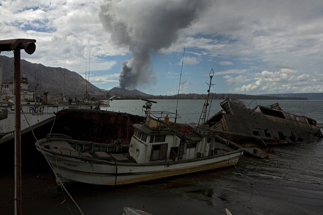 Der Hafen von Rabaul war ein Umladehafen für Containerschiffe. Die Schiffe sind mit Vulkanasche bedeckt, Tavurvur Vulkan, Rabaul, Ost-Neubritannien, Papua Neuguinea, Pazifik