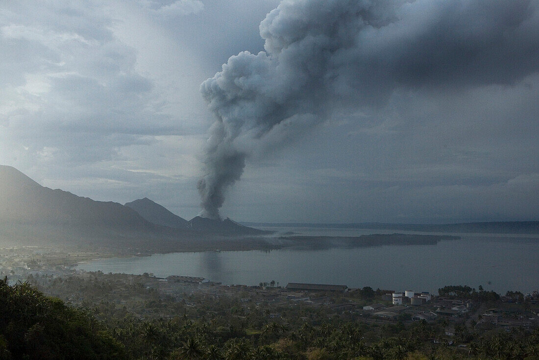 Tavurvur Vulkan mit Blick auf die Blanchebucht, Rabaul, Ost-Neubritannien, Papua Neuguinea, Pazifik