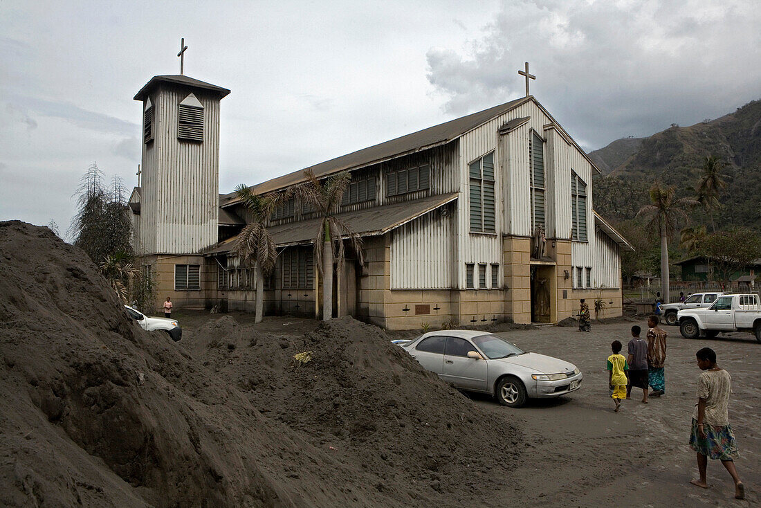 Die Kirche und der Glaube an Gott ist wichtig geworden, da der Vulkan nicht aufhört Asche zu spucken, Tavurvur Vulkan, Rabaul, Ost-Neubritannien, Papua Neuguinea, Pazifik