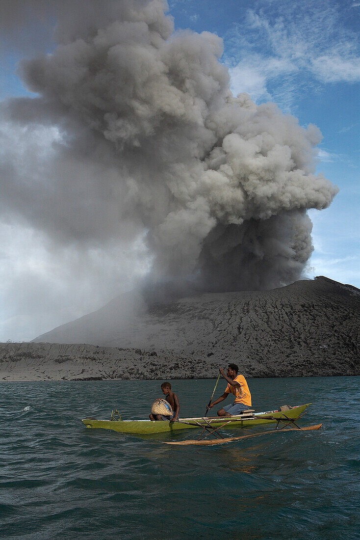 Auf dem Weg zur Arbeit. Männer paddeln von Matupi zum Vulkan, um Eier zu suchen, Tavurvur Vulkan bei Tag, Rabaul, Ost-Neubritannien, Papua Neuguinea, Pazifik