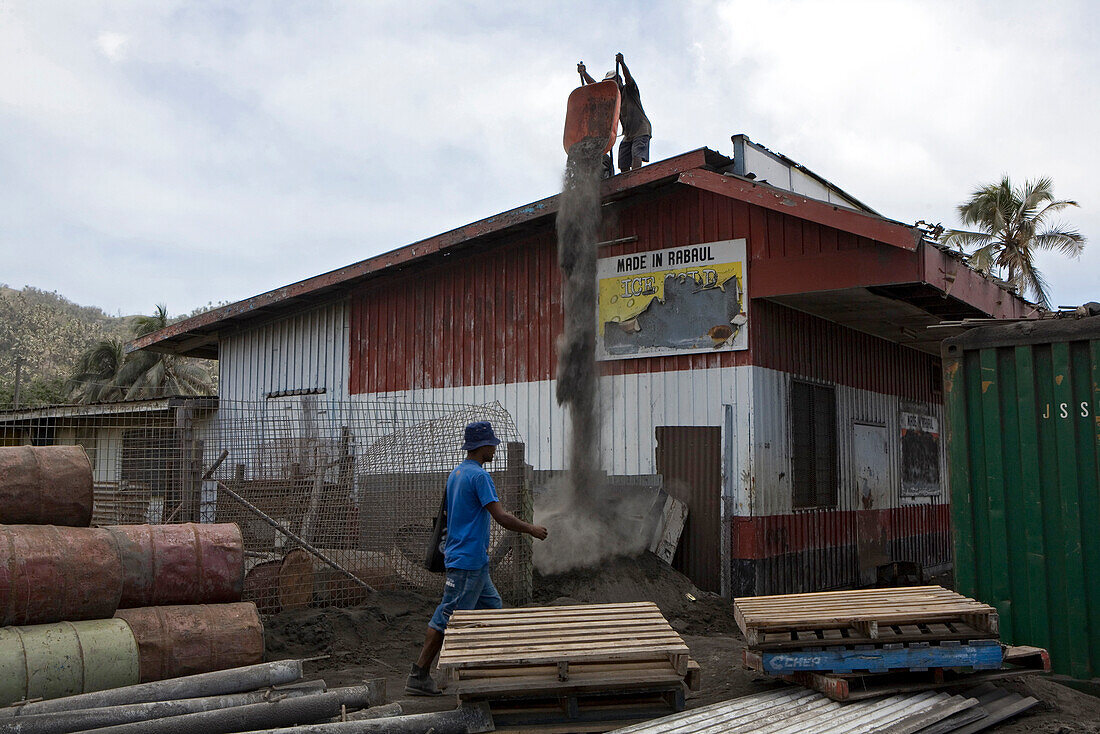 30000 Leute wohnten einst in der Stadt Rabaul. Seit dem Vulkanausbruch in 1994 wohnen nur noch 10000 Leute hier, Tavurvur Vulkan, Rabaul, Ost-Neubritannien, Papua Neuguinea, Pazifik