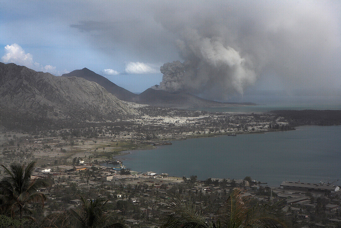 Tavurvur Vulkan und Blick über die Blanchebucht, Rabaul, Ost-Neubritannien, Papua Neuguinea, Pazifik