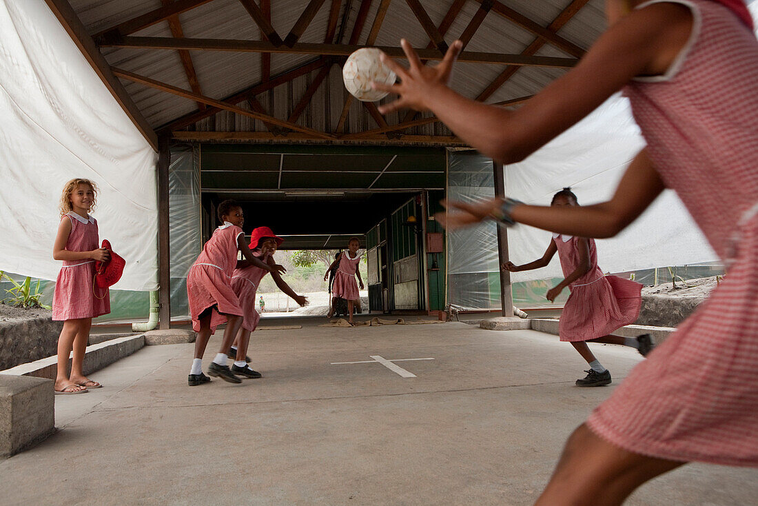 Eine Privatschule in Rabaul, Tavurvur Vulkan, Rabaul, Ost-Neubritannien, Papua Neuguinea, Melanesien- Pazifik