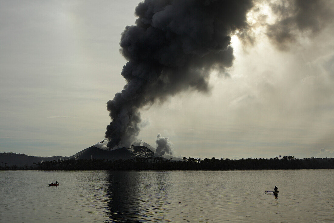 Männer auf dem Weg von Matupi zum Vulkan, um nach Eier zu suchen, Tavurvur Vulkan, Rabaul, Ost-Neubritannien, Papua Neuguinea, Pazifik