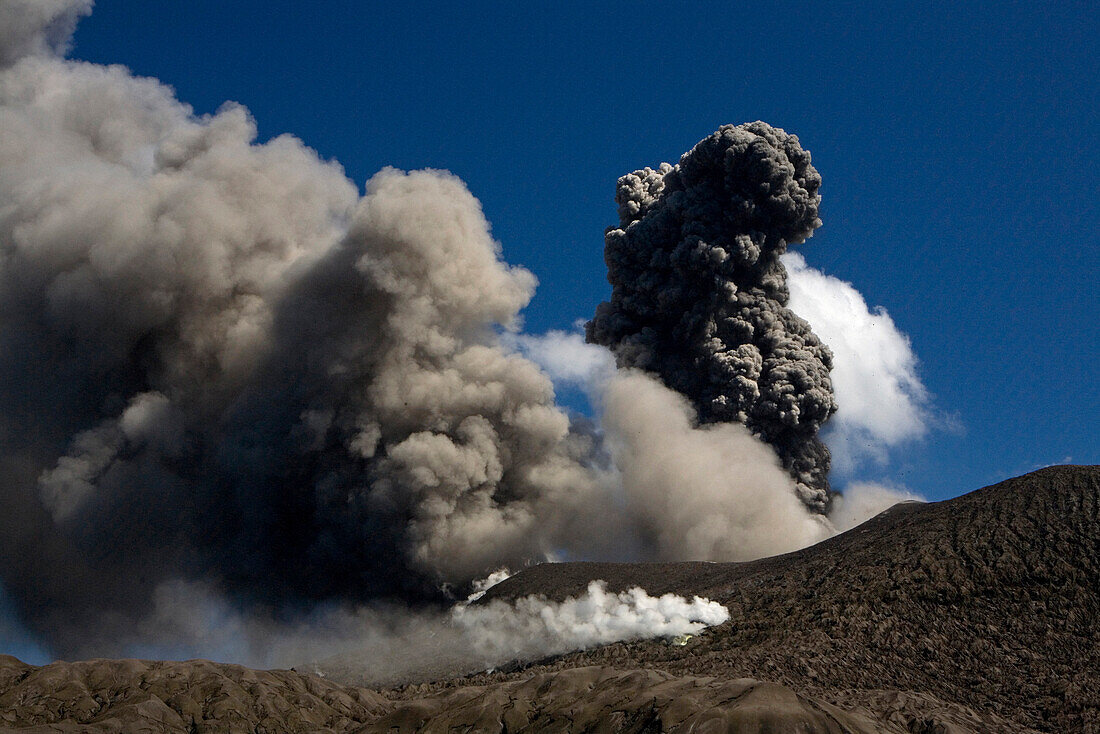 Tavurvur Vulkan bei Tag, Rabaul, Ost-Neubritannien, Papua Neuguinea, Pazifik