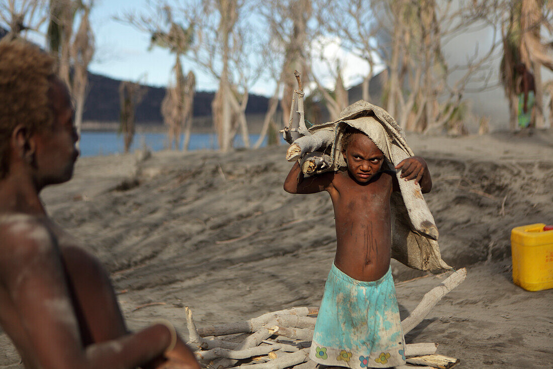 Kinder auf Matupi. Sie kennen die Insel nur mit Vulkanasche bedeckt, Tavurvur Vulkan, Rabaul, Ost-Neubritannien, Papua Neuguinea, Pazifik