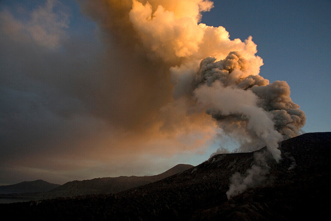 Tavurvur Vulkan bei Tag, Rabaul, Ost-Neubritannien, Papua Neuguinea, Pazifik
