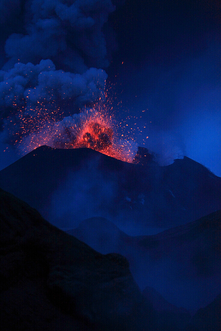 Tavurvur Volcano, Rabaul, East New Britain, Papua New Guinea, Pacific