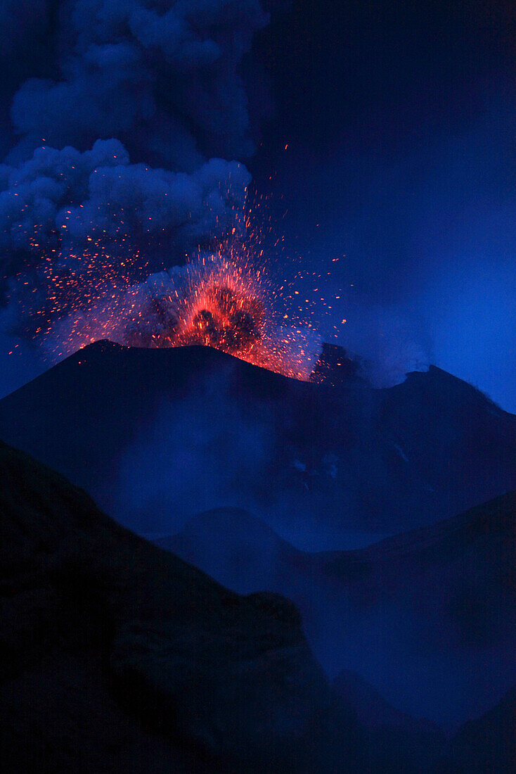 Tavurvur Vulkan, Rabaul, Ost-Neubritannien, Papua Neuguinea, Pazifik