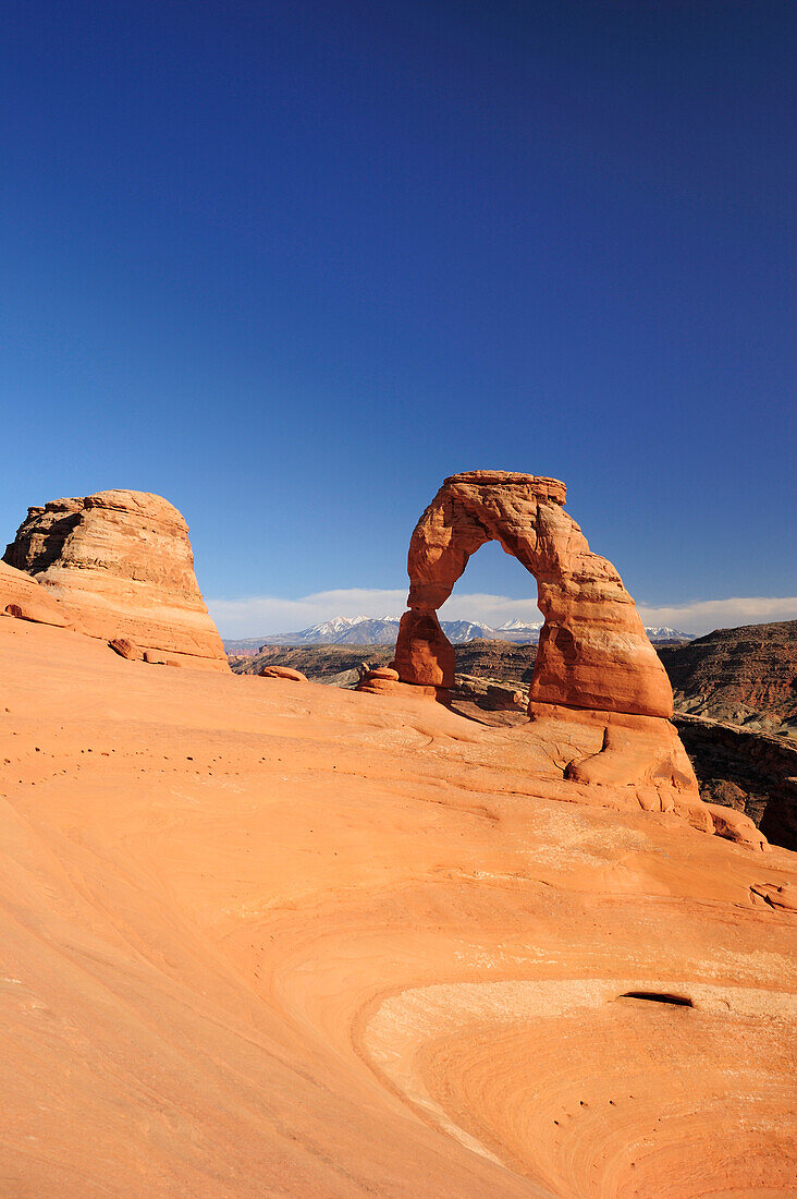 Delicate Arch under blue sky, Arches National Park, Moab, Utah, Southwest, USA, America