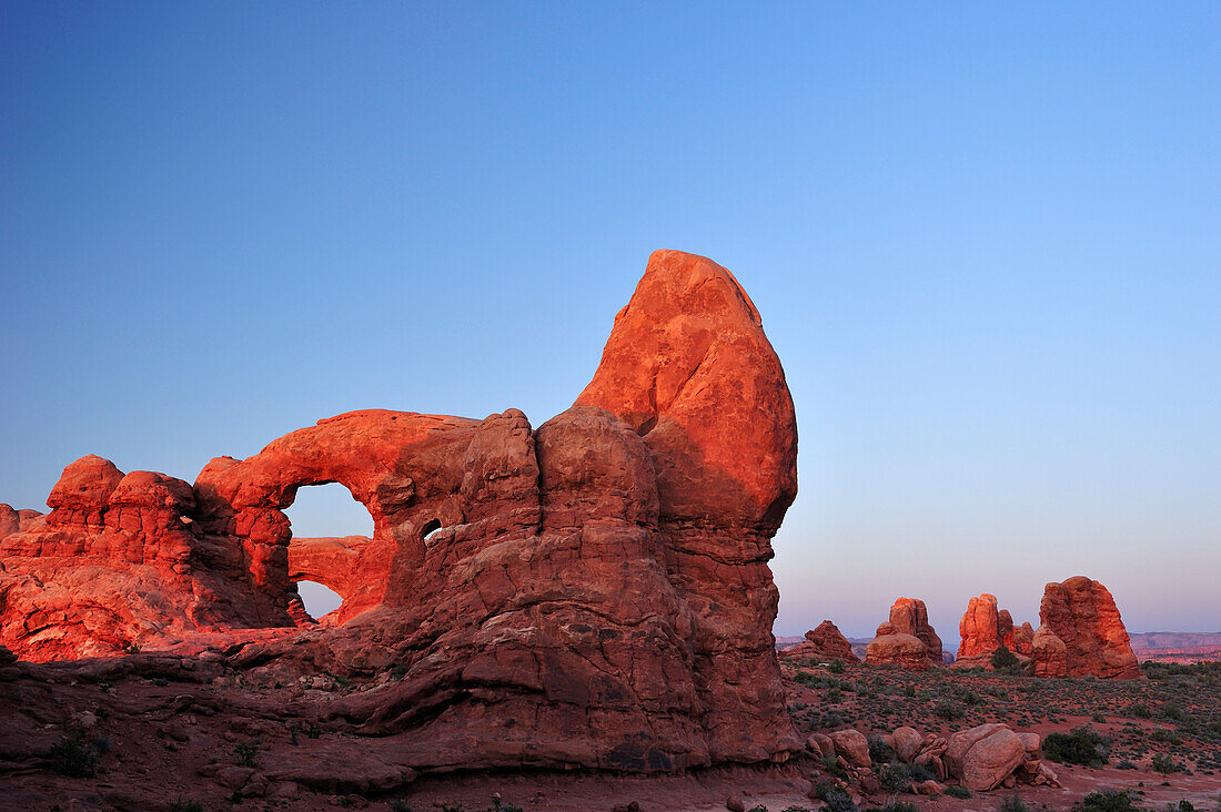 Abendlicht an Felsbögen des Turret Arch, Window Section, Arches Nationalpark, Moab, Utah, Südwesten, USA, Amerika