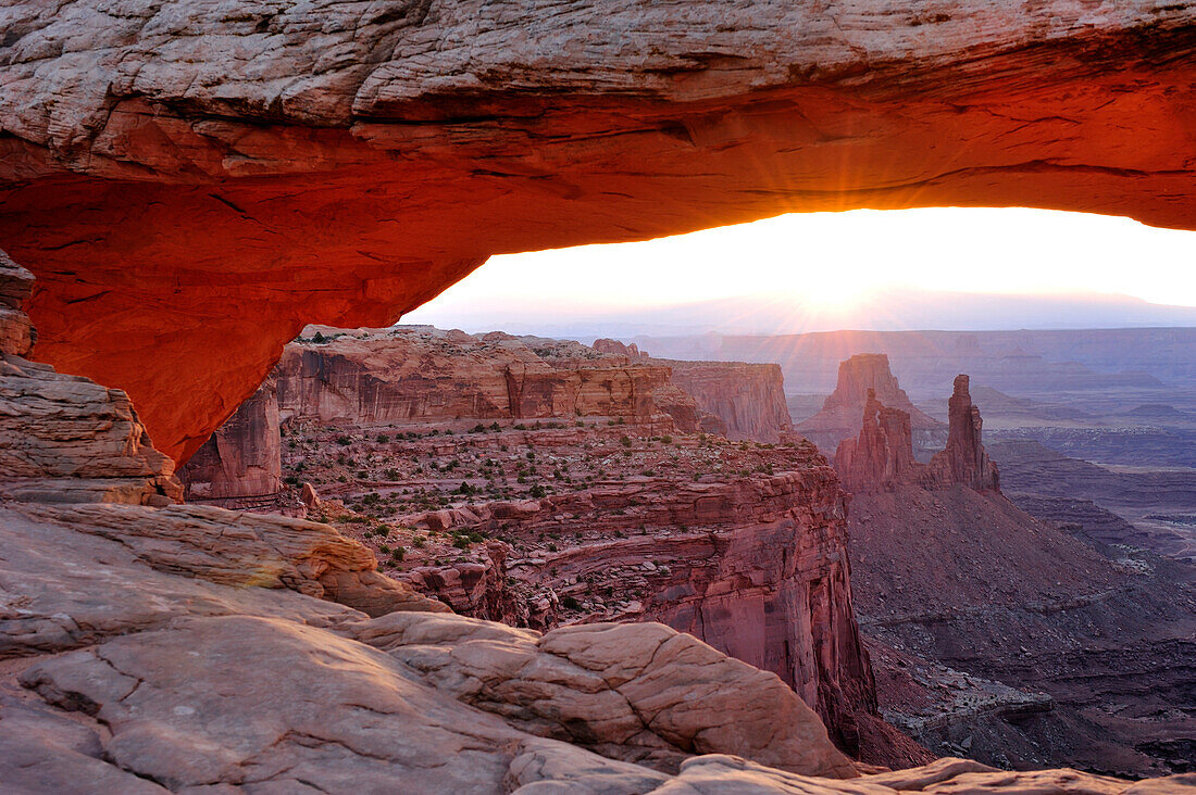 Sonnenaufgang am Mesa Arch, Island in the Sky, Canyonlands Nationalpark, Moab, Utah, Südwesten, USA, Amerika