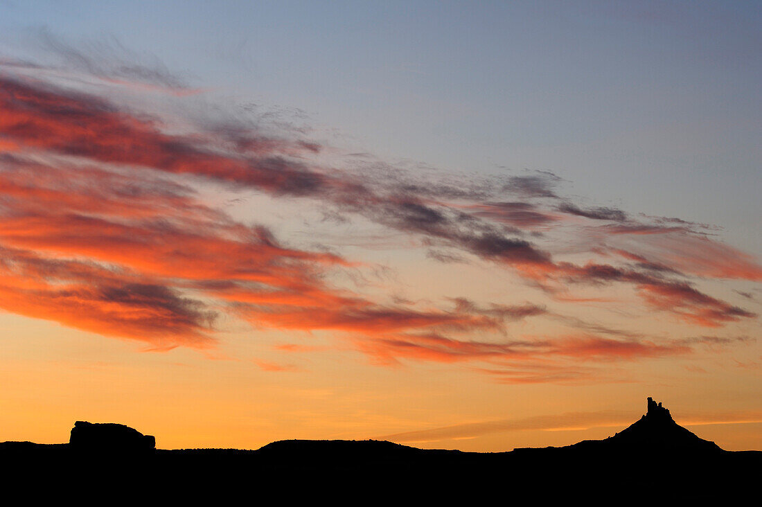 Wolkenstimmung über Sixshooter Peak bei Sonnenaufgang, Needles Area, Canyonlands Nationalpark, Moab, Utah, Südwesten, USA, Amerika