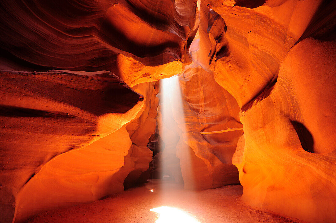 Sunbeams falling in colourful sandstone slot canyon, Upper Antelope Canyon, Antelope Canyon, Page, Arizona, Southwest, USA, America