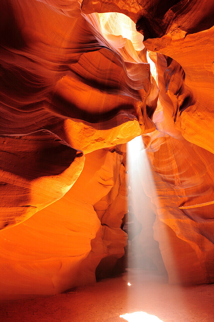 Sunbeams falling in colourful sandstone slot canyon, Upper Antelope Canyon, Antelope Canyon, Page, Arizona, Southwest, USA, America