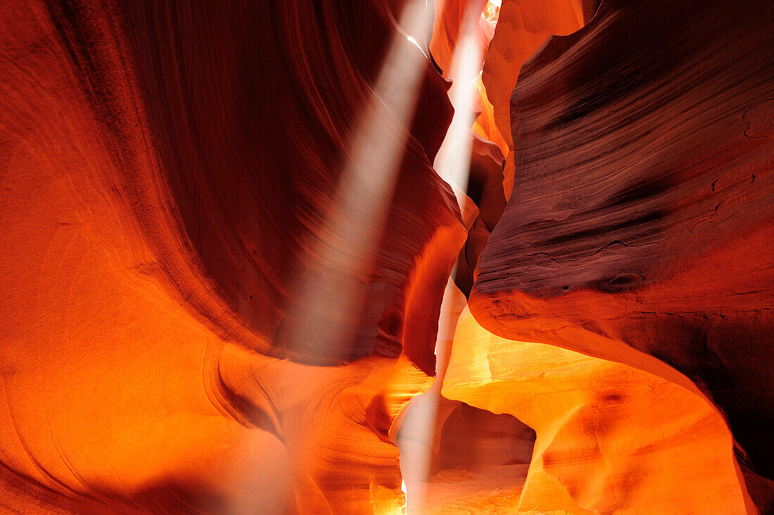 Sonnenstrahl fällt in bunten Sandsteincanyon ein, Upper Antelope Canyon, Antelope Canyon, Page, Arizona, Südwesten, USA, Amerika