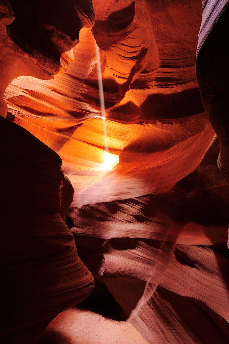 Sonnenstrahl fällt in bunten Sandsteincanyon ein, Upper Antelope Canyon, Antelope Canyon, Page, Arizona, Südwesten, USA, Amerika