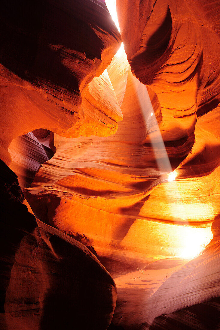 Sonnenstrahl fällt in bunten Sandsteincanyon ein, Upper Antelope Canyon, Antelope Canyon, Page, Arizona, Südwesten, USA, Amerika