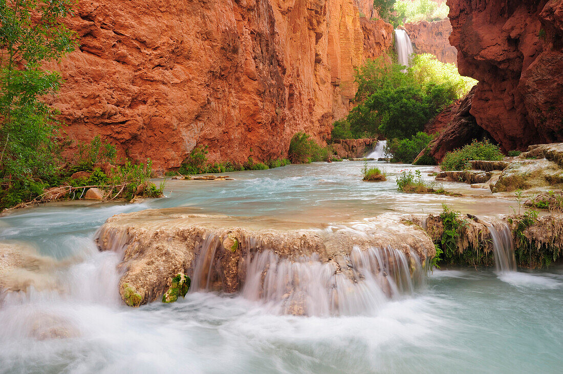 Fluss läuft über Sinterterrassen, Havasu, Supai, Grand Canyon, Grand Canyon Nationalpark, UNESCO Weltnaturerbe Grand Canyon, Arizona, Südwesten, USA, Amerika