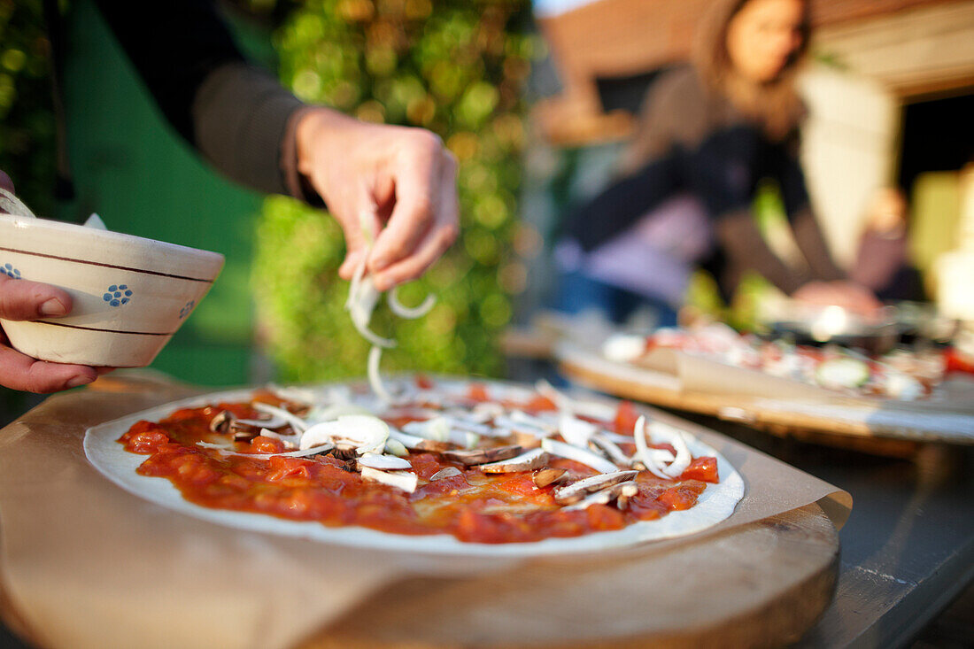 Pizza belegen, Haus Strauss, Bauernkate in Klein Thurow, Roggendorf, Mecklenburg-Vorpommern, Deutschland