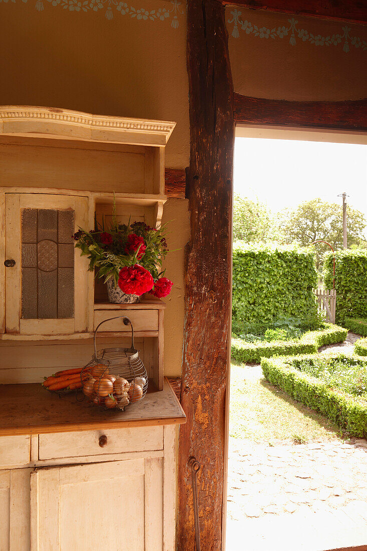 Blick aus dem Haus in den Garten, Haus Strauss, Bauernkate in Klein Thurow, Roggendorf, Mecklenburg-Vorpommern, Deutschland