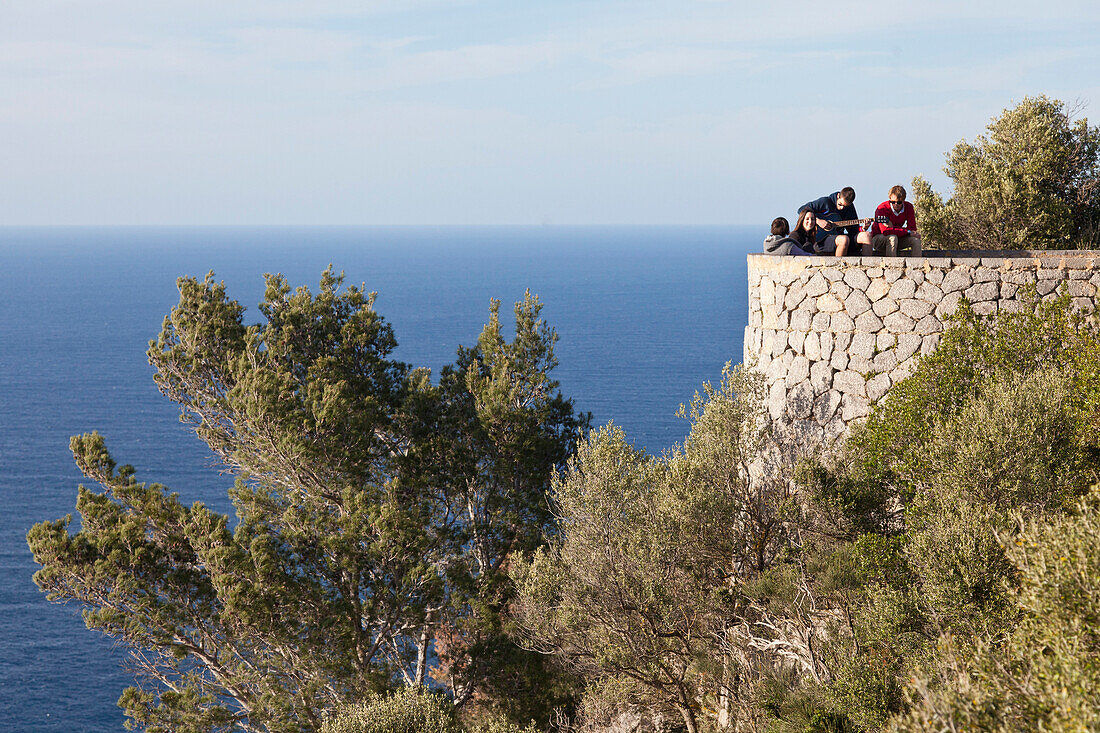 Jungendliche mit Gitarre, Son Marroig, ehemaliger Landsitz des Erzherzogs von Österreich, Ludwig Salvator, Son Marroig bei Deia, Tramantura, Mallorca, Spanien