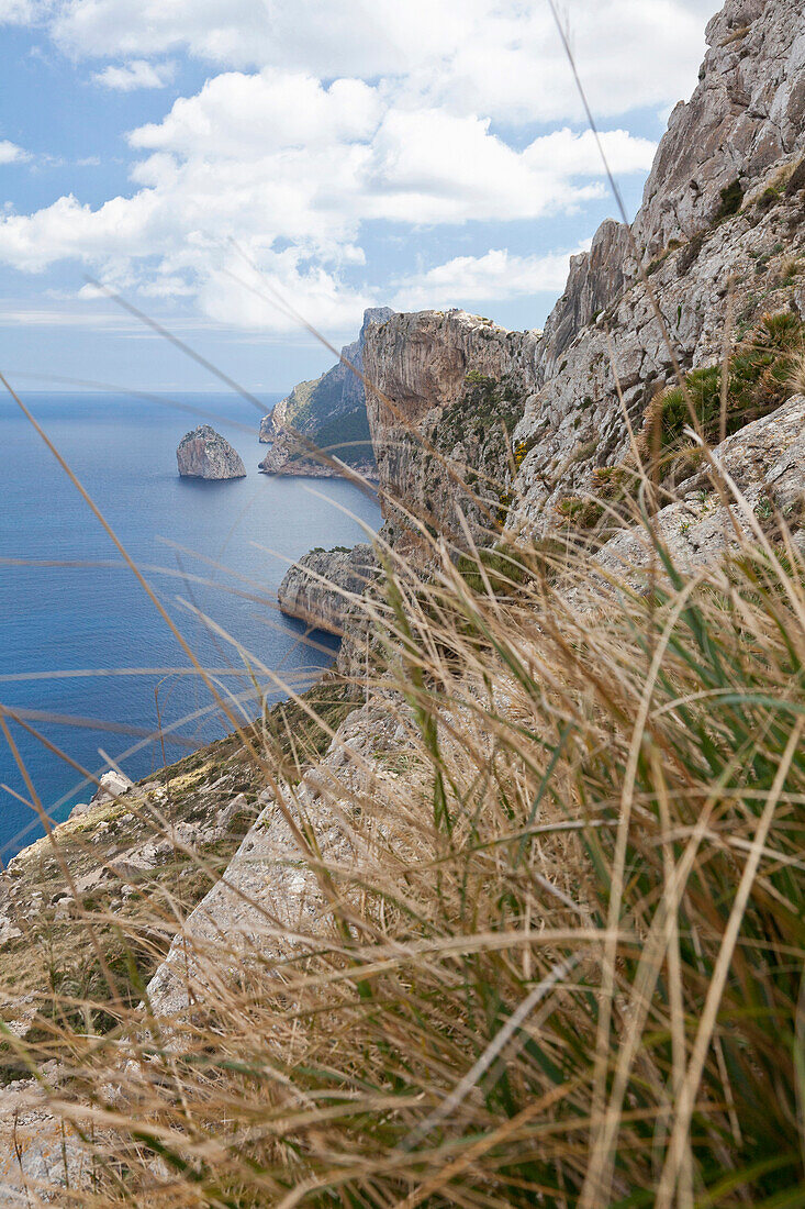 Wandern auf Mallorca, Blick auf den Mirador de la Creueta am Cap de Formentor, Cap de Formentor, Serra de Tramuntana, UNESCO Weltnaturerbe, Mallorca, Spanien